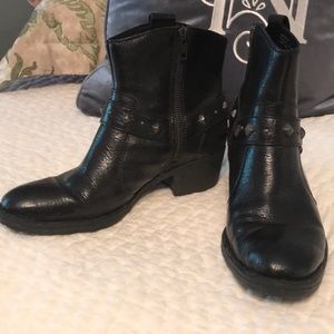 Short black boots